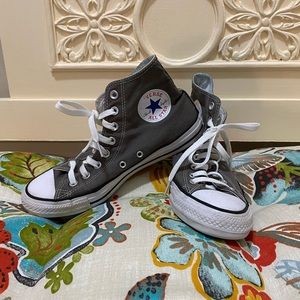 Women’s 9.5 Converse Chuck Taylors